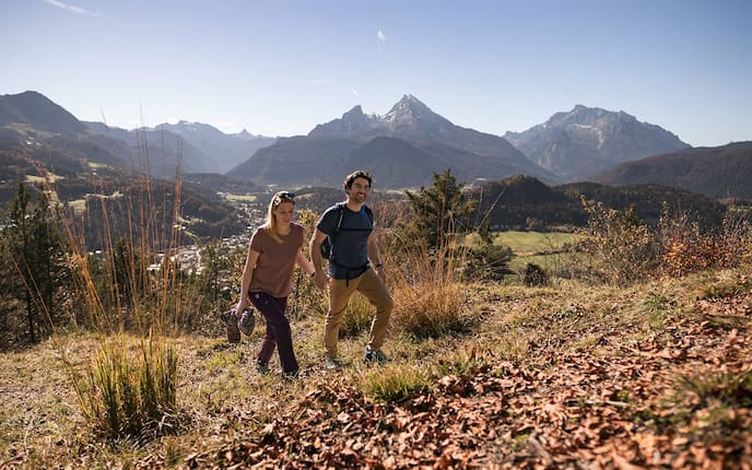Herbstwanderung Berchtesgadener Land mit Blick auf den Watzmann, goldene Herbstlandschaft und klares Bergpanorama