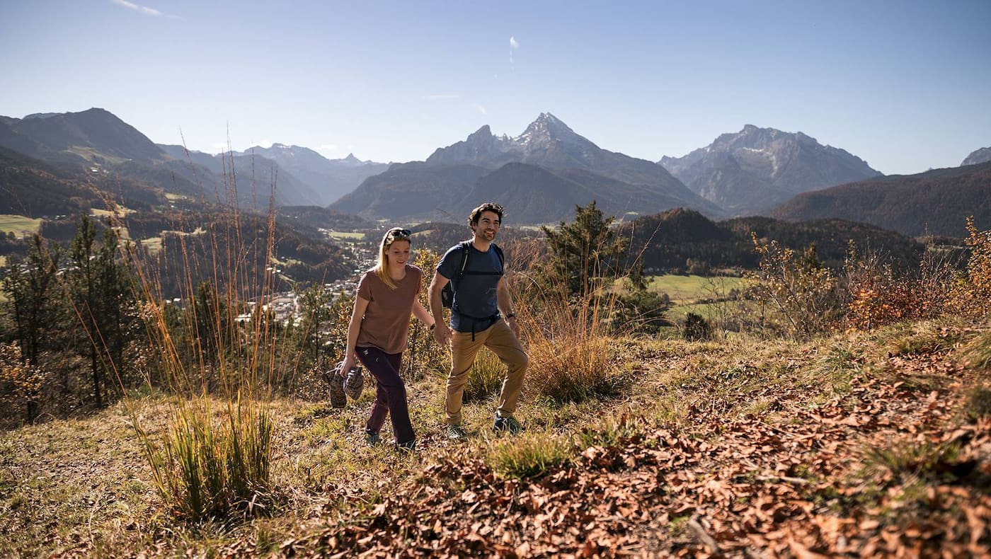 Herbstwanderung Berchtesgadener Land mit Blick auf den Watzmann, goldene Herbstlandschaft und klares Bergpanorama