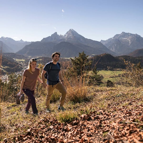 Herbstwanderung Berchtesgadener Land mit Blick auf den Watzmann, goldene Herbstlandschaft und klares Bergpanorama