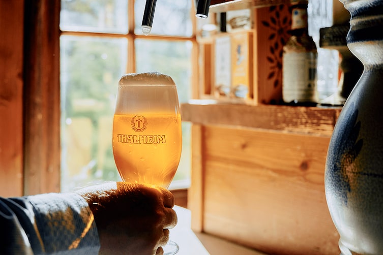 Ein Bierglas in einer Hand in der Bar.