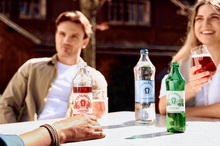 Getränke von Thalheim auf einem Tisch.