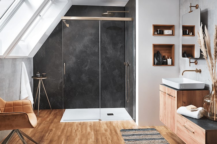 Ein Badezimmer mit schwarz grauer Wand und moderner Einrichtung.
