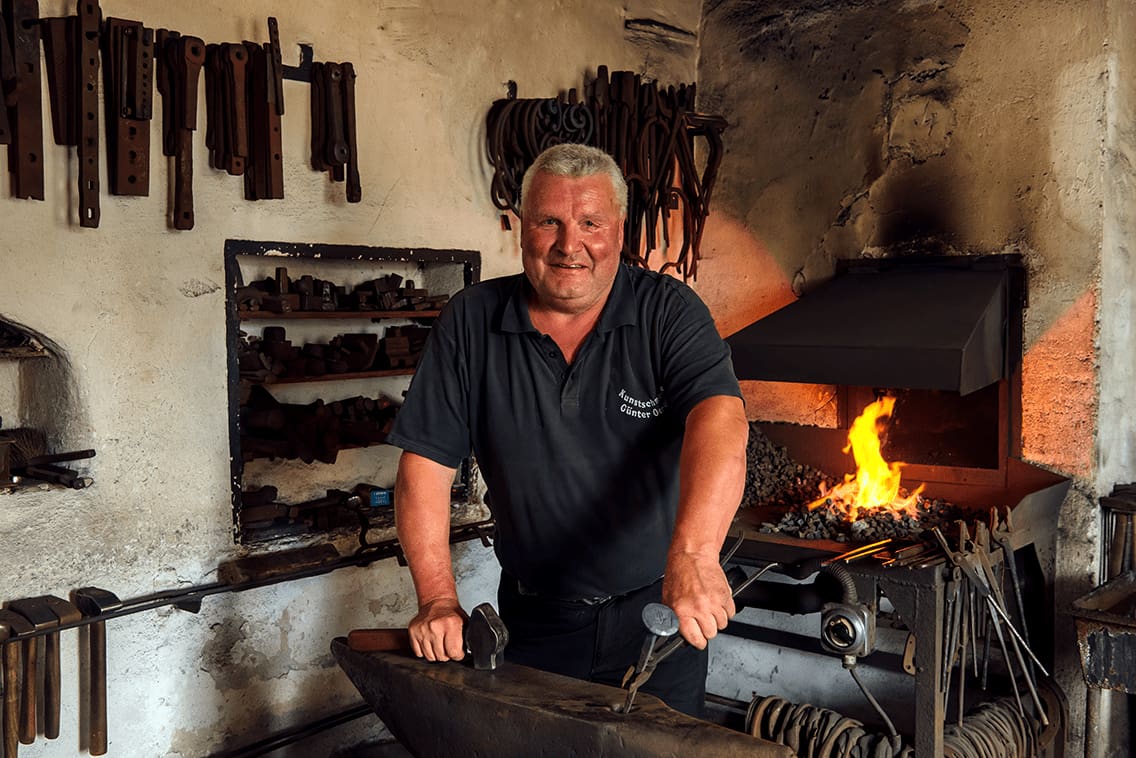 In der Dorfschmiede von Blankenhain werden noch heute Damaszenermesser nach alter Tradition geschmiedet.