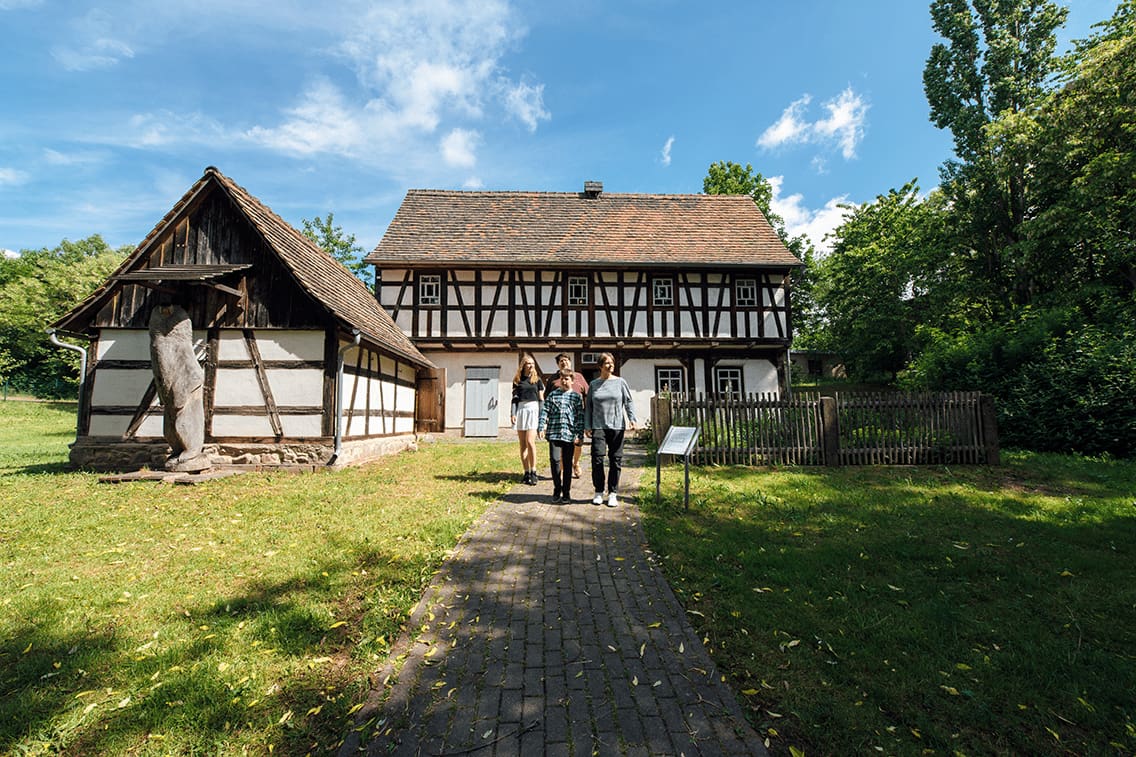 Das Deutsche Landwirtschaftsmuseum Schloss Blankenstein ist ein weitläufiges Freilichtmuseum mit Windmühle, Dorfschule, Schmiede, Bäckerei.