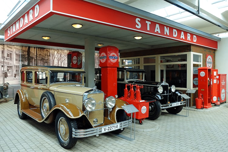 Zwei Autos in einer alten Garage in einem Museum.