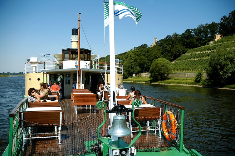 Ein Dampfschiff auf dem Fluss in Dresden.