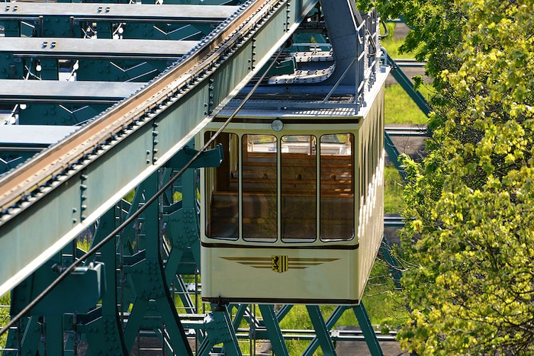Eine Schwebebahn in Dresden im Frühling.