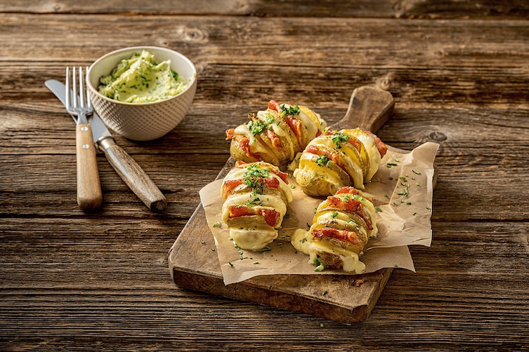 Gefüllte Fächerkartoffeln mit Bergbauern Käse, Speck und Kräuterbutter