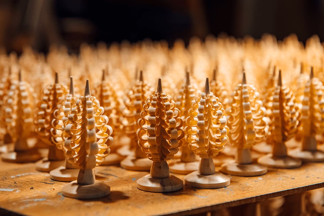 Die erzgebirgische Holzkunst in der STRACOS Schauwerkstatt in Sachsen - kleine Bäume aus Holz