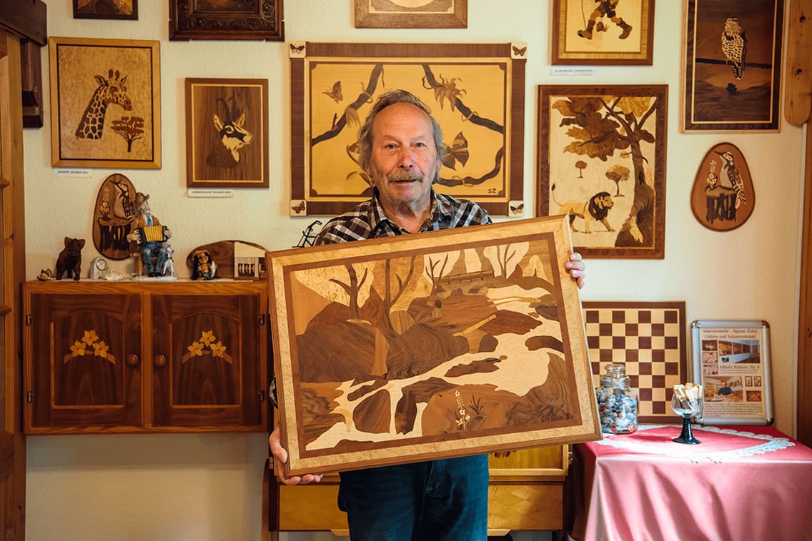 Alte Holzkunst in Sachsen in Form von Bildern und Landschaften