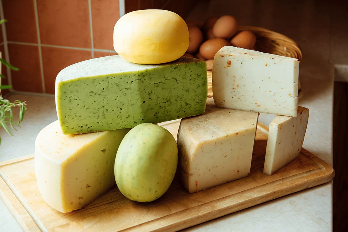 Käseblöcke aus der Ziegenmolkerei in Sachsen