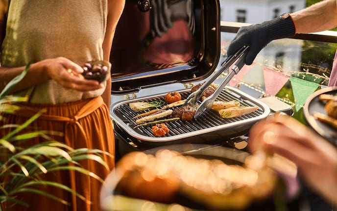 Ein Griller mit Gemüse und Fleisch.