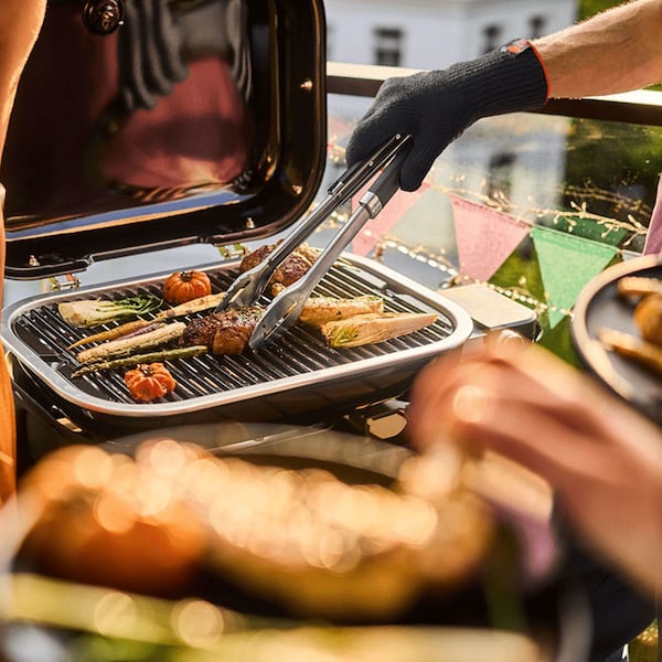 Ein Griller mit Gemüse und Fleisch.