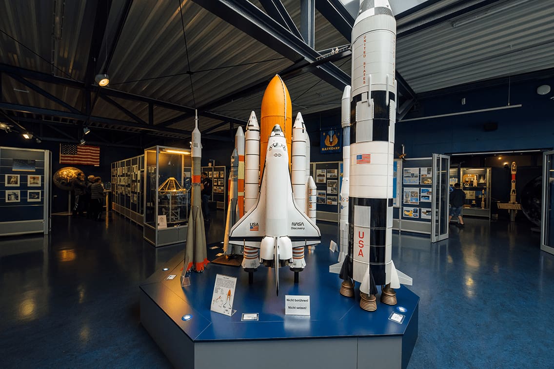 Die Raumfahrtausstellung in Morgenröthe-Rautenkranz mit seinen Raketen und Equipment im Aal