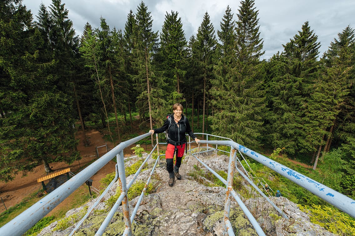 Eine Frau wandern auf den Schneckenstein, Europas einziger oberirdischer Topasfels.