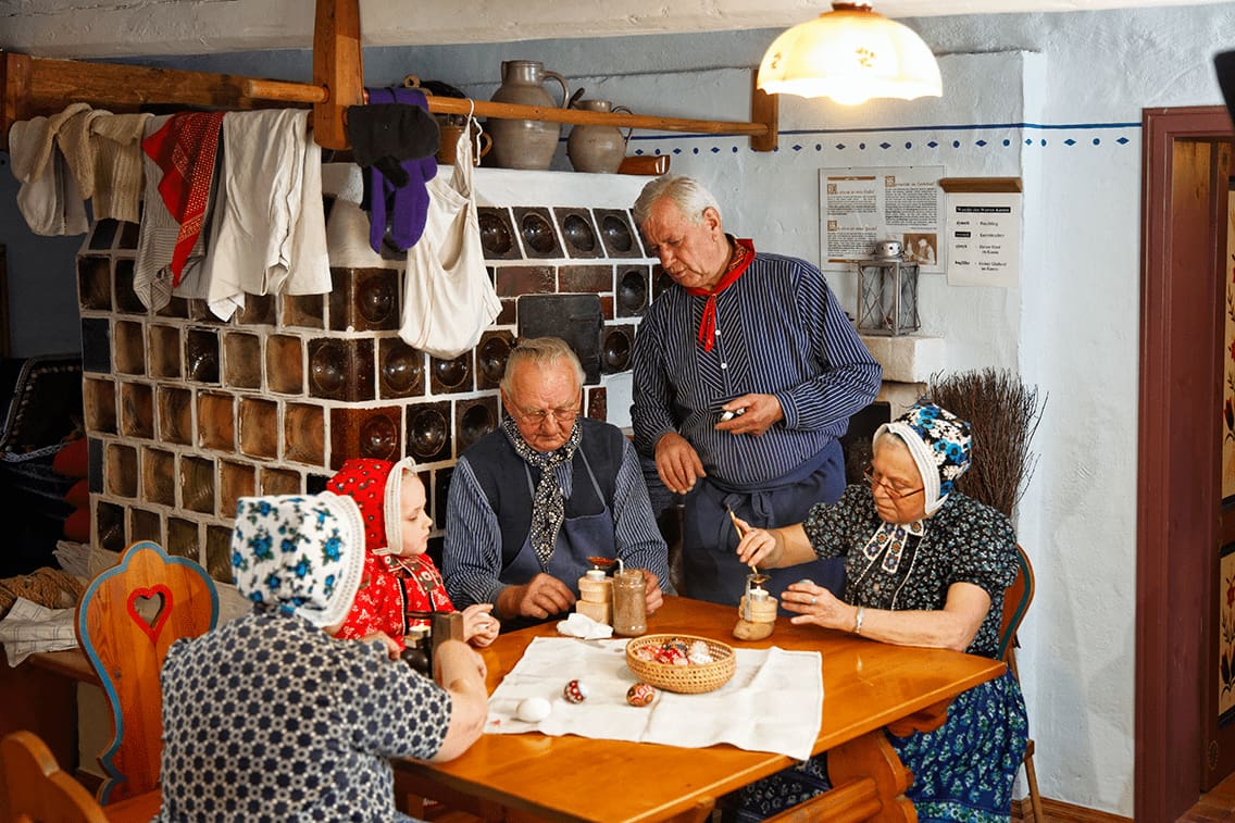 Eine traditionelle sorbische Familie feiert Ostern.