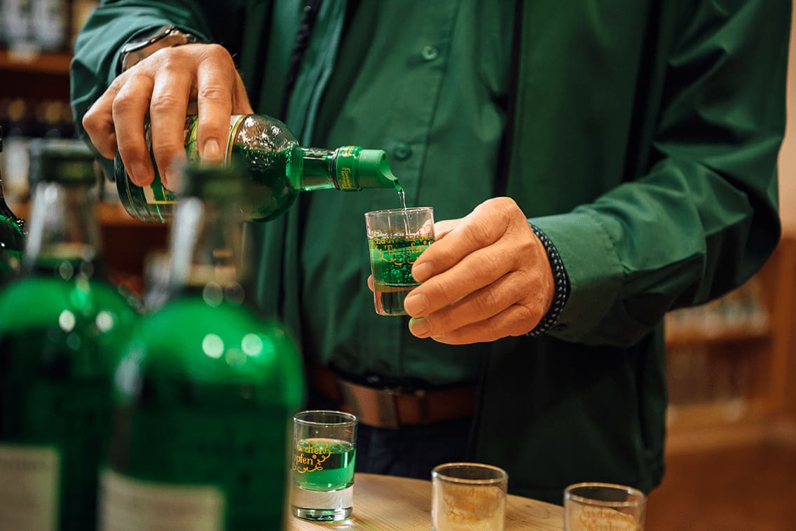 Der Kräuterlikör "Lauterbacher Tropfen" wird in ein Shotglas eingeschenkt.