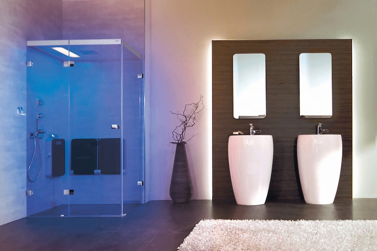 Eine blau leuchtende Sauna in der Wohnung.
