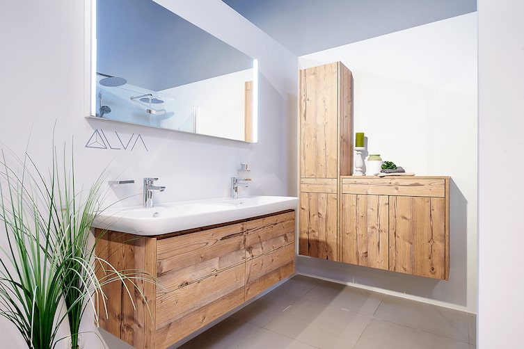 Ein barrierefreier Sanitärraum mit weißen Wänden und Holzschränken.