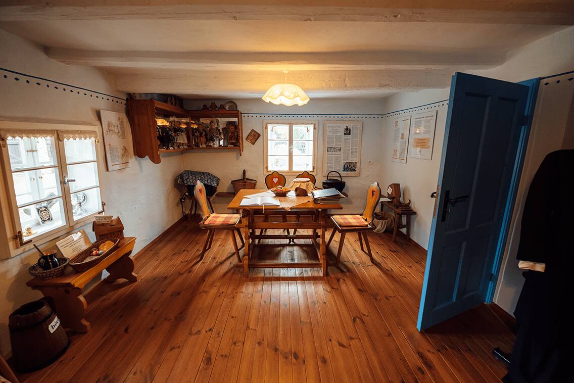 Der Raum mit alten bäuerlichen Möbeln zeigt das Leben der Bauern im 18. Jahrhundert.