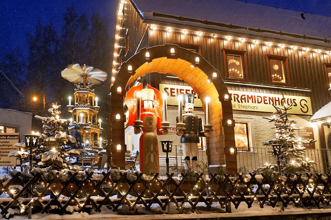 Der Adventmarkt in Seiffen bei Nacht festlich beleuchtet.