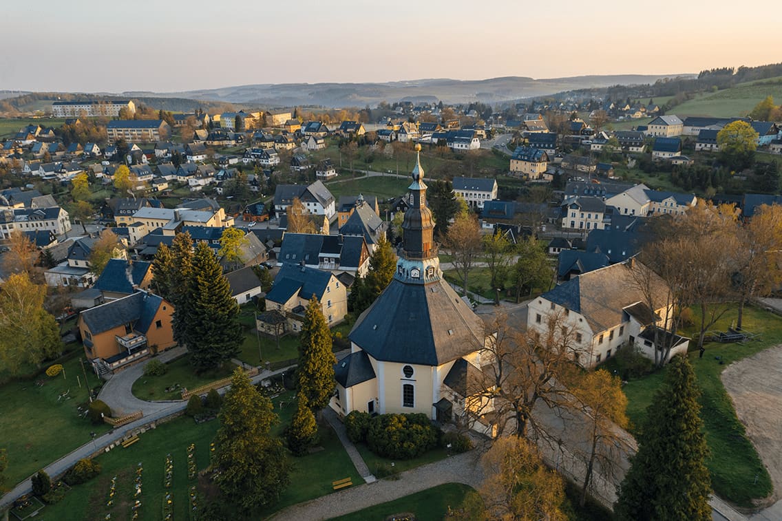 Die achteckige Form und der klare Barockstil der Bergkirche Seiffen