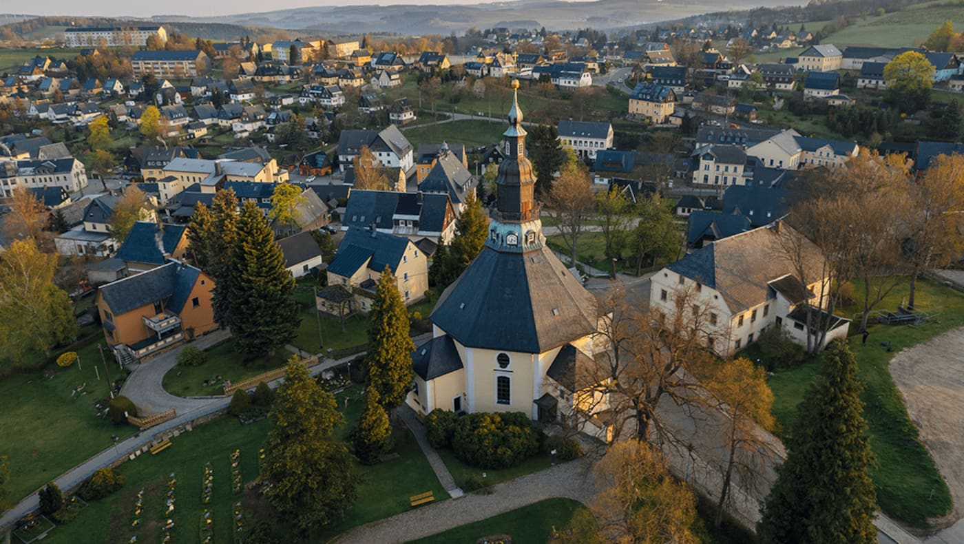 Die Bergkirche in Seiffen im Herbst von oben