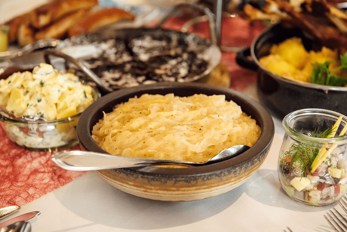 Sauerkraut in einer Schüssel in Sachsen im Restaurant.