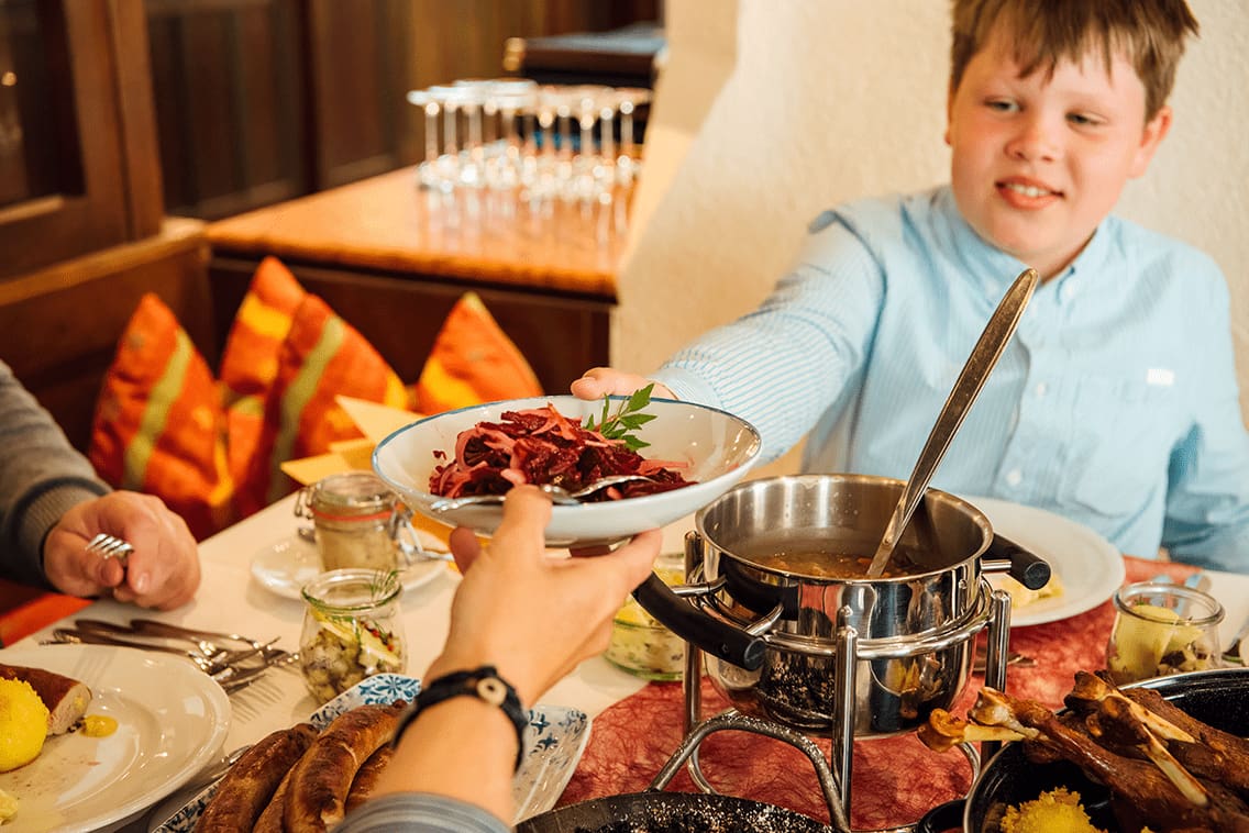 Eine Familie am Tisch mit 9 Speisen in Sachsen.