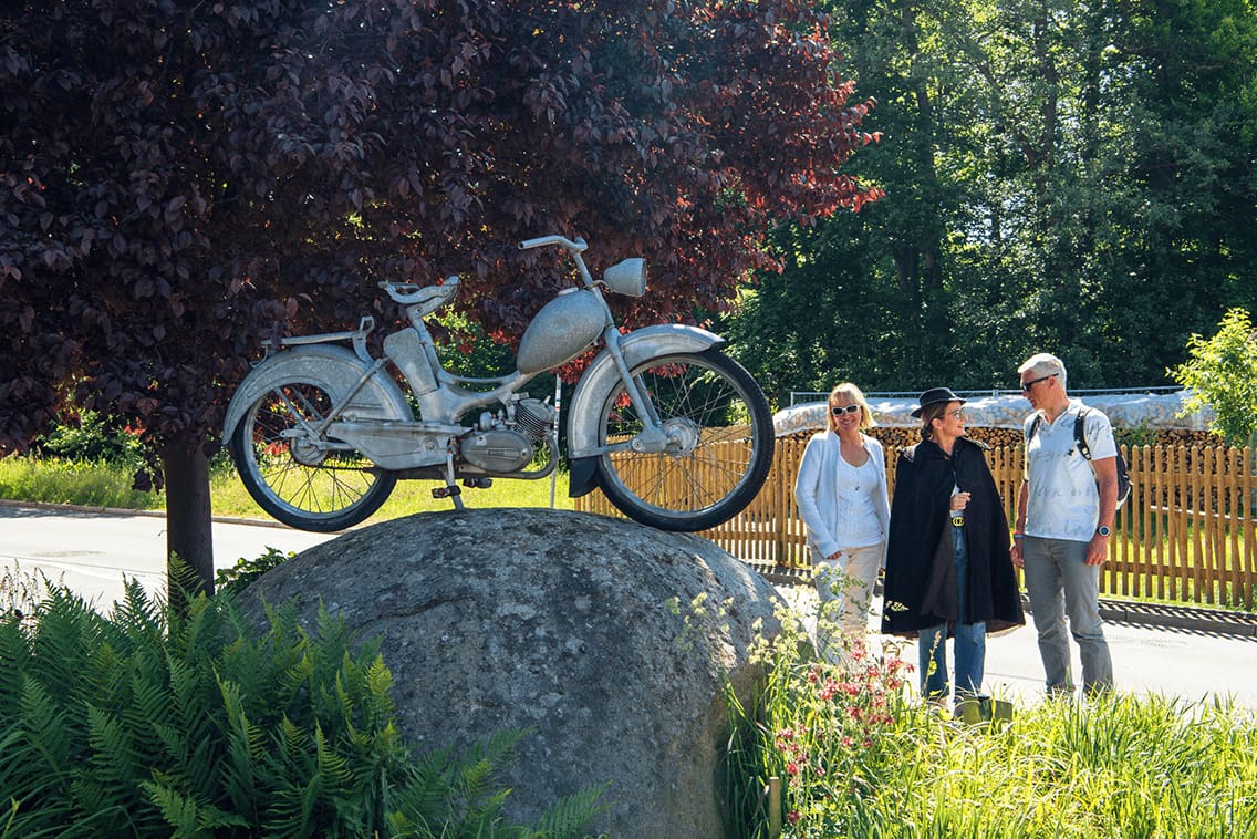 Das SR2-Denkmal in Kürbitz im Frühling