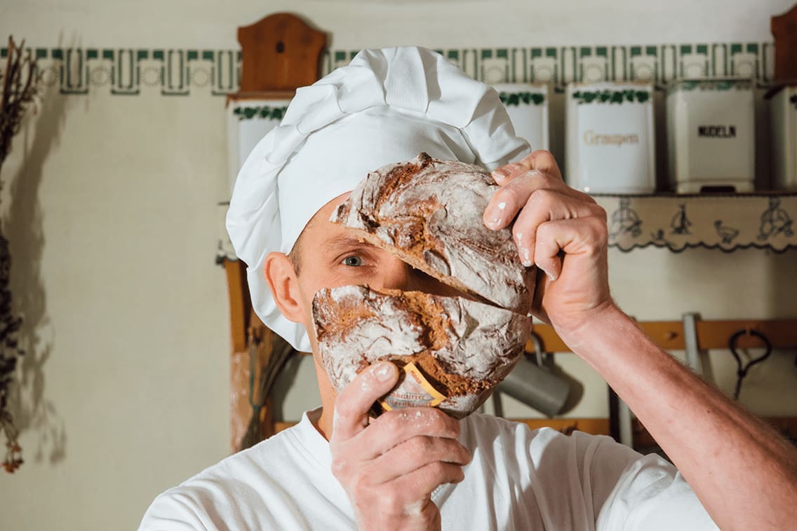 In der Bäckerei Haase in Zabeltitz wartet ein echter Leckerbissen: die berühmte Zabeltitzer Bauernkruste.