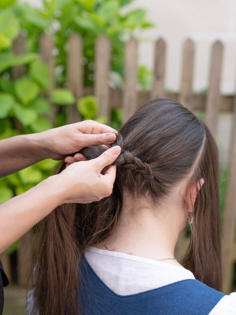 Man sieht schon einen Flechtvorgang.