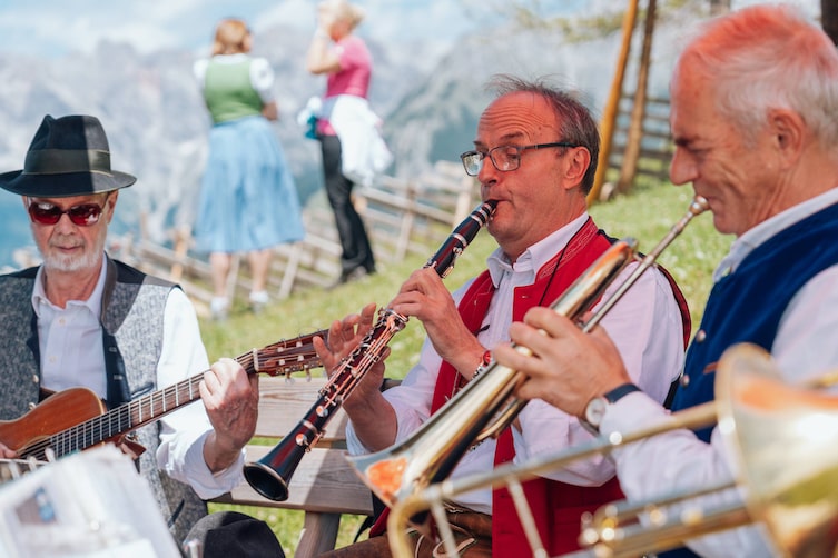 Drei Männer spielen traditionelle Volksmusik auf dem Hochkönig.