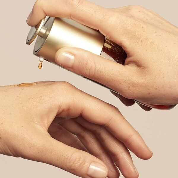 Clarins Double Serum light texture hände