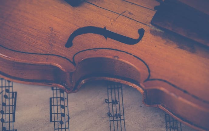 Alte Violine auf Notenblatt