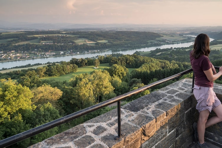 Immer wieder bieten Aussichtspunkte eine traumhafte Fernsicht über das Donautal.