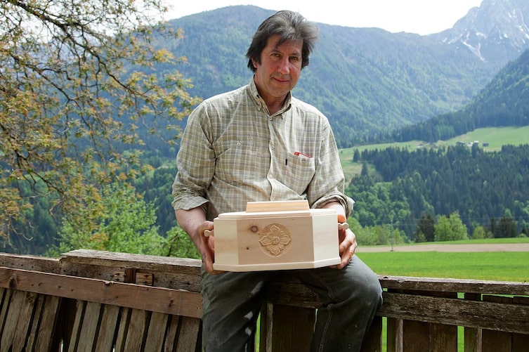 Fritz Klocker, Kärnten, Brotdosen aus Zirbe, geschnitzte Brotdose aus Zirbe