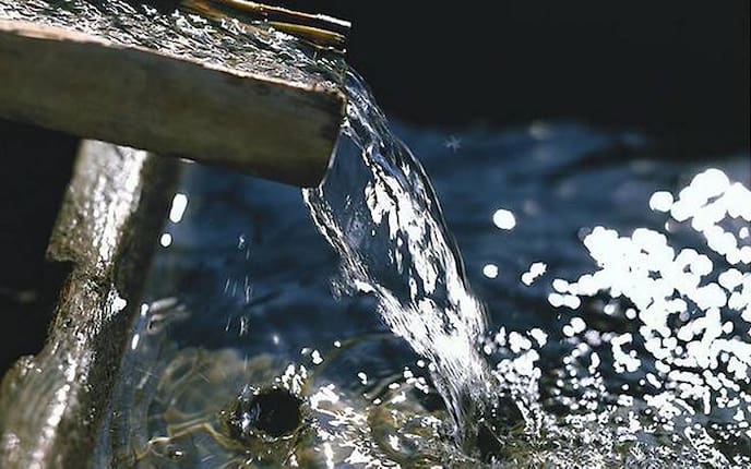 Wasser fließt in einen Bottich aus Holz (Bild: Mauritius Images)