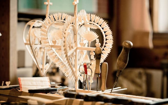 Geschnitzter Haussegen aus Holz, Servus am Marktplatz