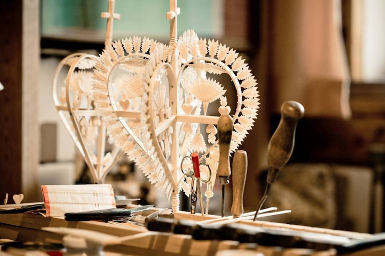 Geschnitzter Haussegen aus Holz, Servus am Marktplatz