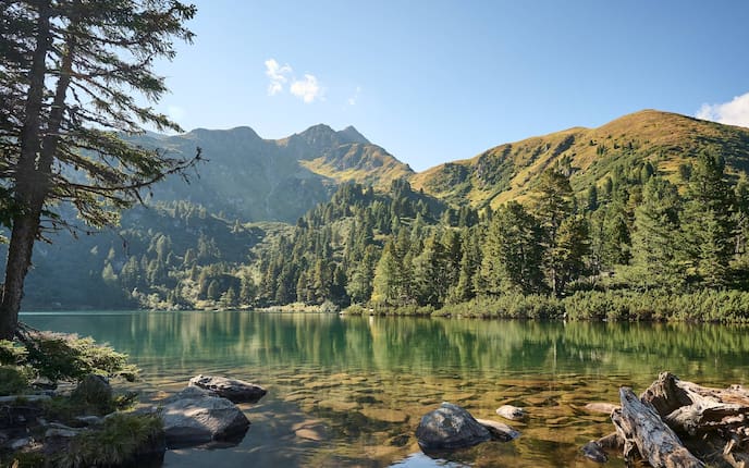 Ein Bergsee im idyllischen Murtal.