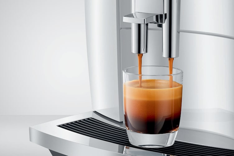 Der Professional Aroma Grinder der E8 von Jura liefert ein ideales Mahlergebnis, modernste Brühprozesse bringen die Kaffeearomen zur vollen Entfaltung.