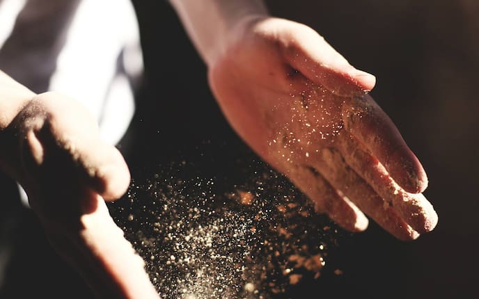 Hände bedeckt mit Teig und Mehlstaub