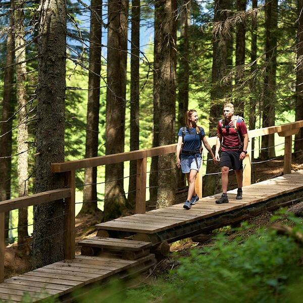 waldbaden in leogang, pärchen geht im wald