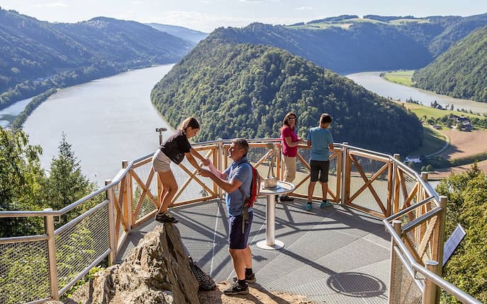 Familie auf der sauwald panoramastrasse in oberösterreich