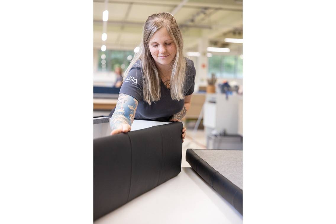 In der Polsterei wird der Holzrahmen mit hochwertigen Materialien verkleidet.