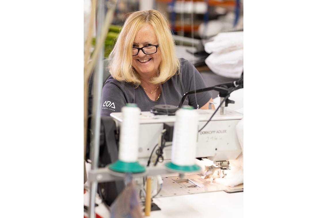 In der Näherei wird darauf geachtet, dass jede Naht perfekt sitzt.