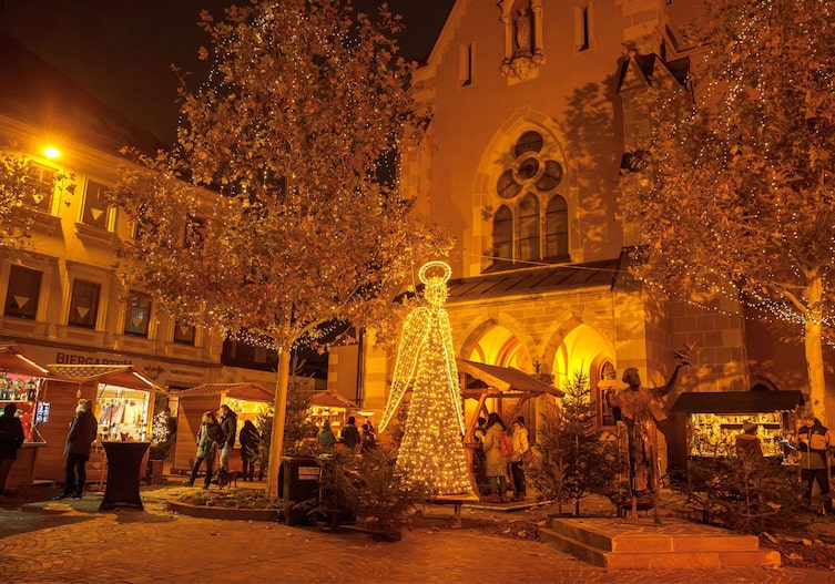 Wenn die Altstadt in goldenem Licht erstrahlt, wird Villach zum warmherzigen Treffpunkt voller Düfte, Lichter und fröhlicher Begegnungen.