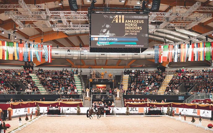 Eine Dressurvorführung im Messezentrum Salzburg: Die Pferdesportathletin Diana Porsche stellt sich der Jury.