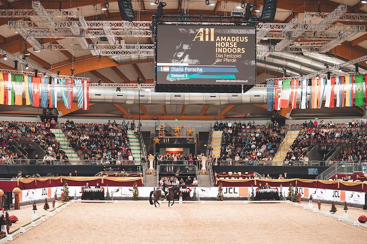 Eine Dressurvorführung im Messezentrum Salzburg: Die Pferdesportathletin Diana Porsche stellt sich der Jury.